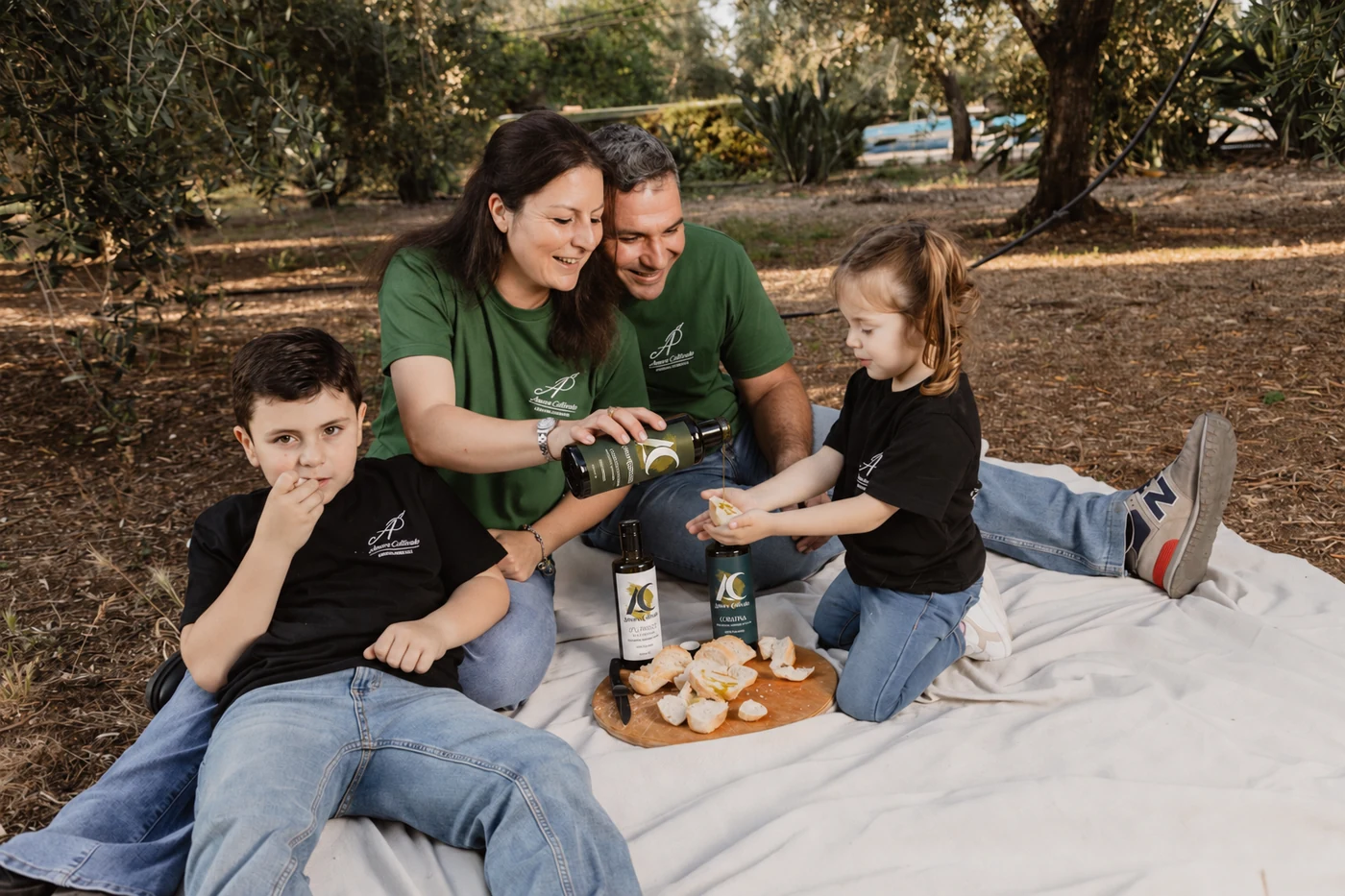 La famiglia di Amore Coltivato fra gli ulivi, con pane e olio
